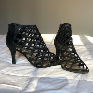 Fashionable Strapped heels